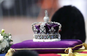 Féretro de la reina Isabel II llega al palacio de Westminster para capilla ardiente