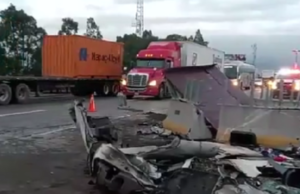 Tráiler sin frenos y embiste tres camionetas en la México-Puebla; hay un muerto: VIDEO