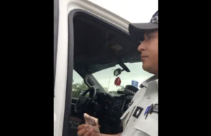 Exhiben a elemento de la Guardia Nacional aceptando soborno en el Aeropuerto de Mérida