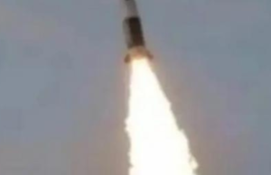 Japón pide evacuar dos regiones al norte tras disparo de misil norcoreano