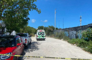 Hallan cuerpo de hombre asesinado en un camino de terracería de Cancún