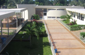 Montan operativo afuera de escuela de Caucel tras amenaza de tiroteo