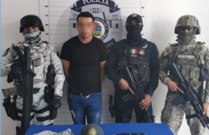 Detienen en la delegación Alfredo v. Bonfil de Cancún a un hombre armado y a un menor con droga