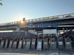 Manifestantes de la CNTE llegan al AICM; policía capitalina blinda inmediaciones