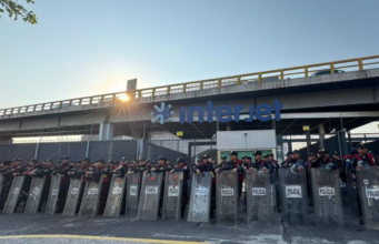 Manifestantes de la CNTE llegan al AICM; policía capitalina blinda inmediaciones