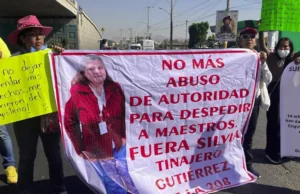 Bloquean profesores la carretera federal México-Texcoco